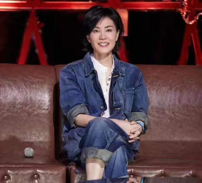 为上春晚飞日本打美容针难怪谢霆锋那么爱她j9九游会(中国)网站55岁王菲太拼了(图6)