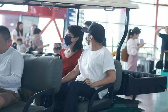 为上春晚飞日本打美容针难怪谢霆锋那么爱她j9九游会(中国)网站55岁王菲太拼了(图5)