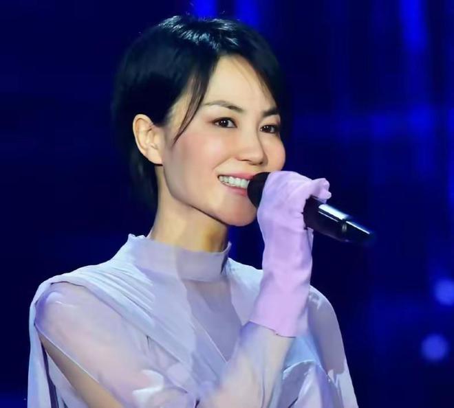 为上春晚飞日本打美容针难怪谢霆锋那么爱她j9九游会(中国)网站55岁王菲太拼了(图4)
