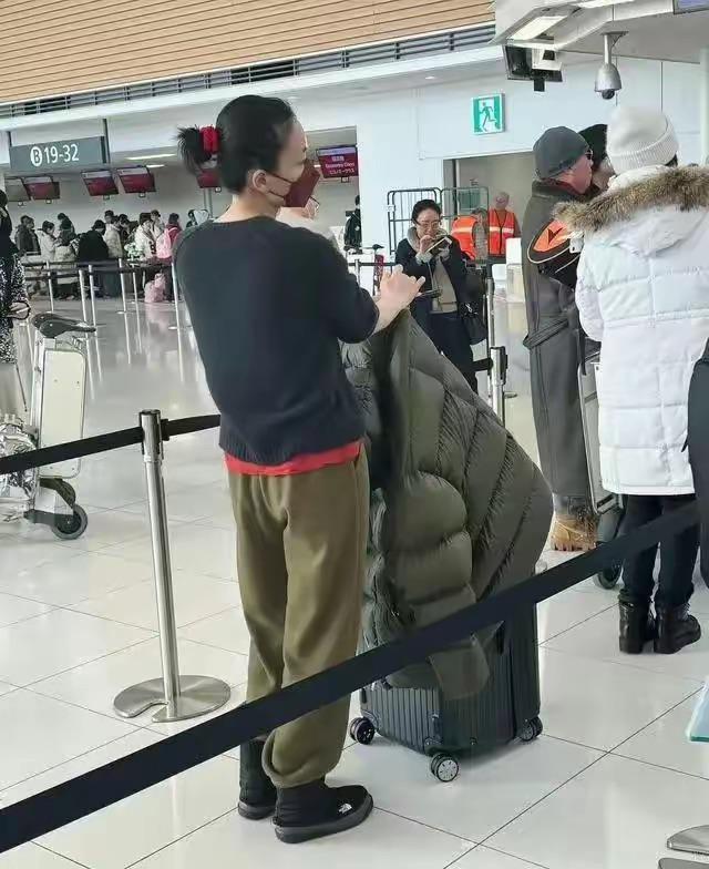 为上春晚飞日本打美容针难怪谢霆锋那么爱她j9九游会(中国)网站55岁王菲太拼了(图8)